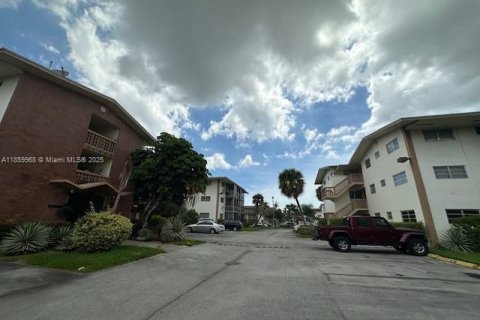 Condo in Miami, Florida, 1 bedroom № 1888356 - photo 12