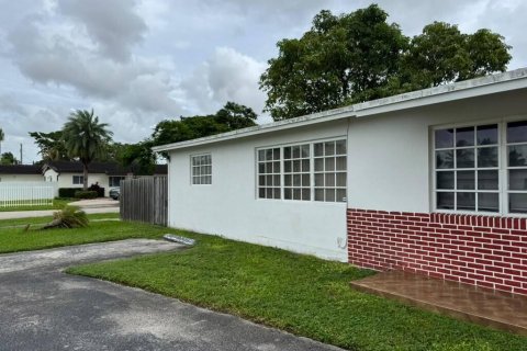 Villa ou maison à vendre à Miami, Floride: 4 chambres, 160.26 m2 № 2422344 - photo 4