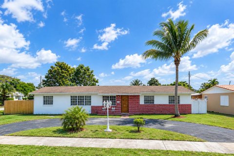 Villa ou maison à vendre à Miami, Floride: 4 chambres, 160.26 m2 № 2422344 - photo 2