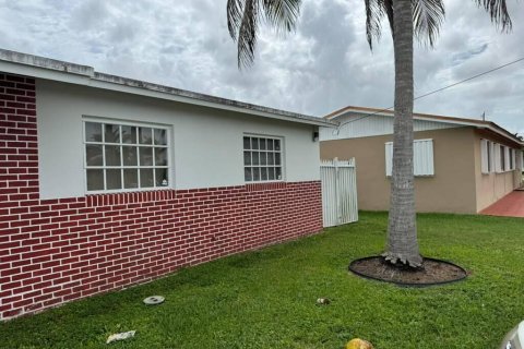 Villa ou maison à vendre à Miami, Floride: 4 chambres, 160.26 m2 № 2422344 - photo 3