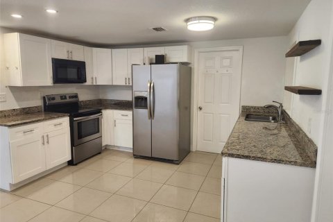 Villa ou maison à louer à Tampa, Floride: 2 chambres, 139.35 m2 № 2133264 - photo 12