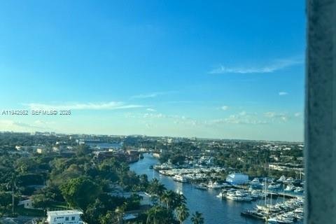 Condo in Miami, Florida, 2 bedrooms  № 1999993 - photo 24