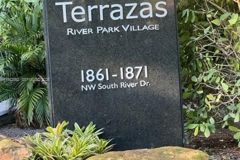 Condo in Miami, Florida, 2 bedrooms  № 1999993 - photo 3