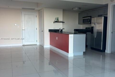 Condo in Miami, Florida, 2 bedrooms  № 1999993 - photo 12