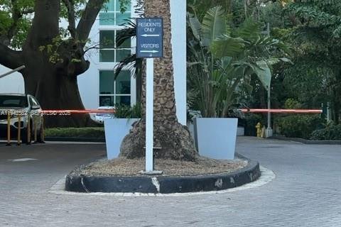 Condo in Miami, Florida, 2 bedrooms  № 1999993 - photo 4