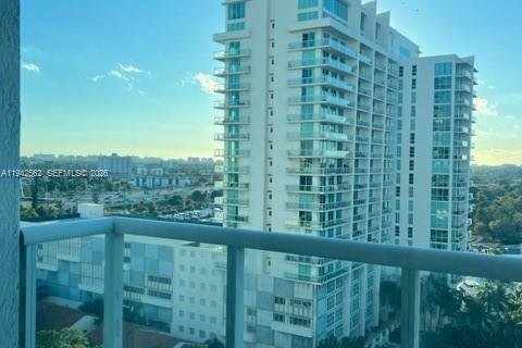 Condo in Miami, Florida, 2 bedrooms  № 1999993 - photo 22