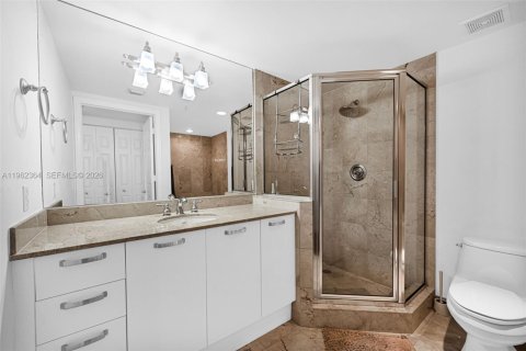 Condo in Coral Gables, Florida, 2 bedrooms  № 2027172 - photo 23