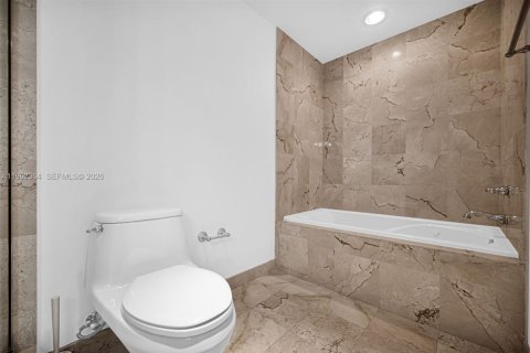 Condo in Coral Gables, Florida, 2 bedrooms  № 2027172 - photo 25