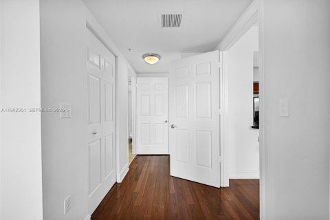 Condo in Coral Gables, Florida, 2 bedrooms  № 2027172 - photo 21