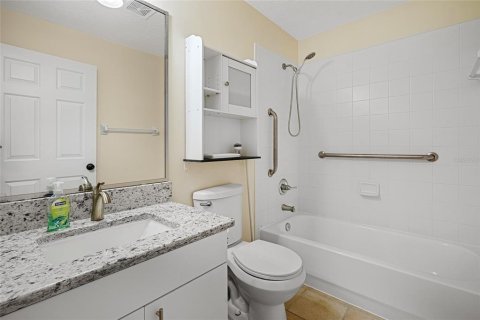 House in Leesburg, Florida 2 bedrooms, 117.24 sq.m. № 2219579 - photo 10