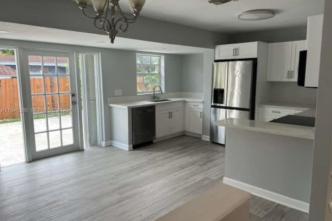 Villa ou maison à louer à Miami, Floride: 3 chambres, 127.28 m2 № 1998283 - photo 3