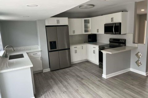 Villa ou maison à louer à Miami, Floride: 3 chambres, 127.28 m2 № 1998283 - photo 4