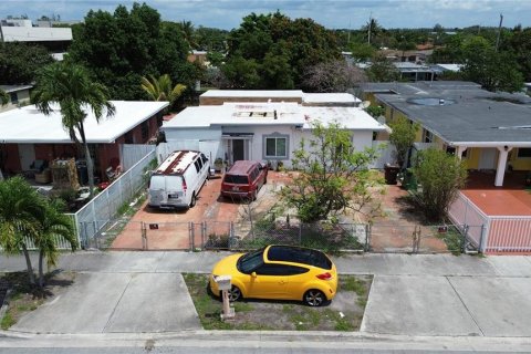 Villa ou maison à Hialeah, Floride 4 chambres, 66.89 m2 № 2147392