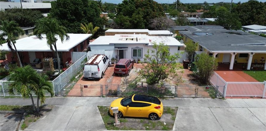 Villa ou maison à Hialeah, Floride 4 chambres, 66.89 m2 № 2147392
