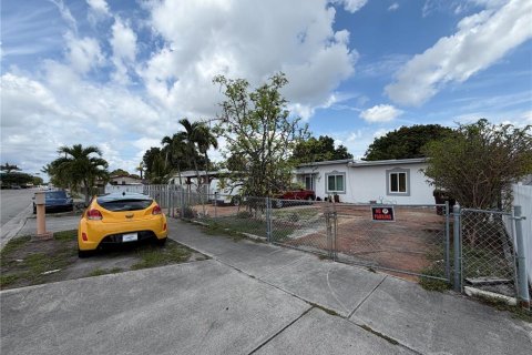 Villa ou maison à vendre à Hialeah, Floride: 4 chambres, 66.89 m2 № 2147392 - photo 4