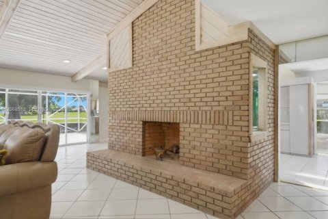 Casa en venta en Tamarac, Florida, 3 dormitorios, 220.92 m2 № 2300084 - foto 2