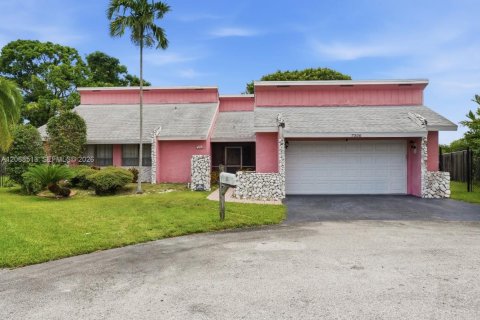 Casa en Tamarac, Florida 3 dormitorios, 220.92 m2 № 2300084