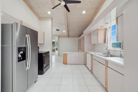 Casa en venta en Tamarac, Florida, 3 dormitorios, 220.92 m2 № 2300084 - foto 9