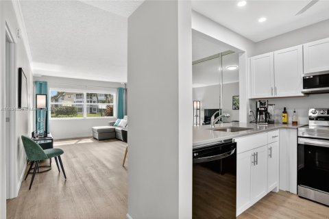 Condo in Lauderdale Lakes, Florida, 1 bedroom  № 2014124 - photo 10