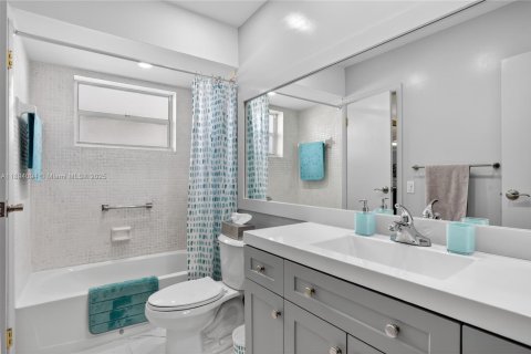 Condo in Lauderdale Lakes, Florida, 1 bedroom  № 2014124 - photo 11