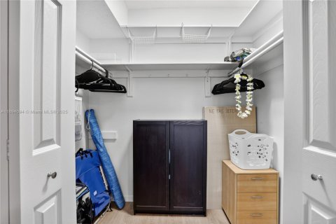 Condo in Lauderdale Lakes, Florida, 1 bedroom  № 2014124 - photo 27