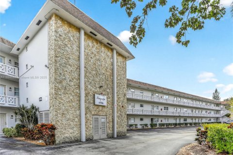 Condo in Lauderdale Lakes, Florida, 1 bedroom  № 2014124 - photo 30