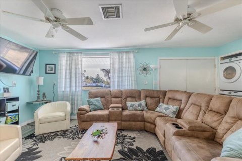 House in Weeki Wachee, Florida 4 bedrooms, 115.94 sq.m. № 2230232 - photo 16