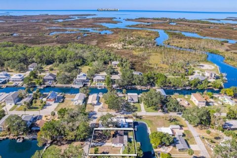 House in Weeki Wachee, Florida 4 bedrooms, 115.94 sq.m. № 2230232 - photo 2