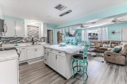 House in Weeki Wachee, Florida 4 bedrooms, 115.94 sq.m. № 2230232 - photo 18