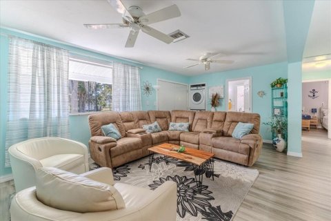 House in Weeki Wachee, Florida 4 bedrooms, 115.94 sq.m. № 2230232 - photo 14