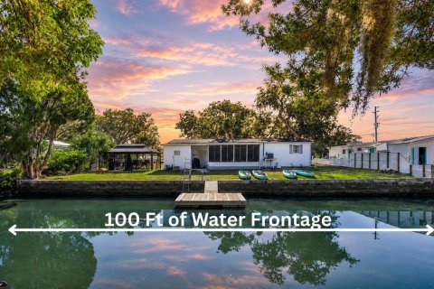 House in Weeki Wachee, Florida 4 bedrooms, 115.94 sq.m. № 2230232