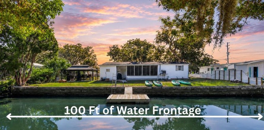 House in Weeki Wachee, Florida 4 bedrooms, 115.94 sq.m. № 2230232
