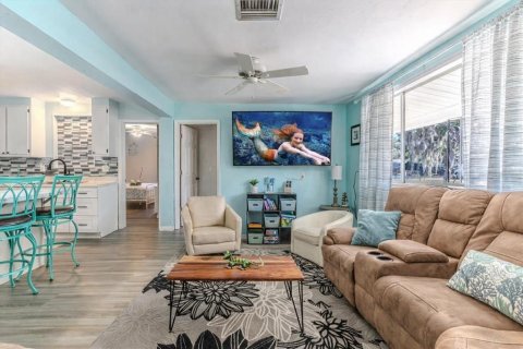 House in Weeki Wachee, Florida 4 bedrooms, 115.94 sq.m. № 2230232 - photo 15
