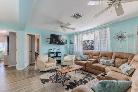 House in Weeki Wachee, Florida 4 bedrooms, 115.94 sq.m. № 2230232 - photo 17