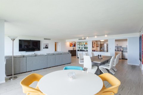 Condo in West Palm Beach, Florida, 3 bedrooms  № 2246330 - photo 13