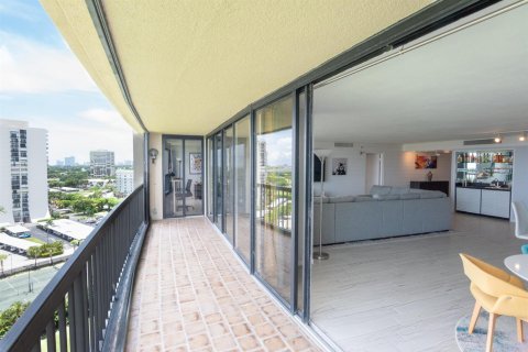 Condo in West Palm Beach, Florida, 3 bedrooms  № 2246330 - photo 8