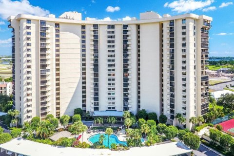 Condo in West Palm Beach, Florida, 3 bedrooms  № 2246330 - photo 2