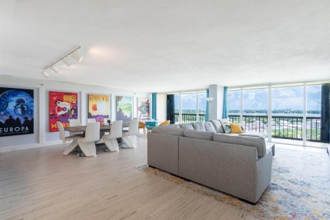 Condo in West Palm Beach, Florida, 3 bedrooms  № 2246330 - photo 4