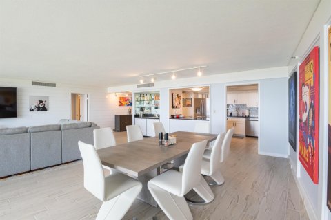 Condo in West Palm Beach, Florida, 3 bedrooms  № 2246330 - photo 12