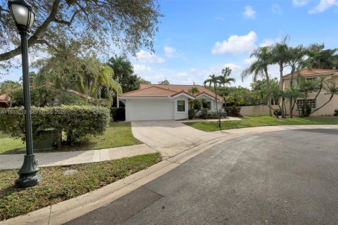 House in Weston, Florida 3 bedrooms, 177.81 sq.m. № 1991804 - photo 1