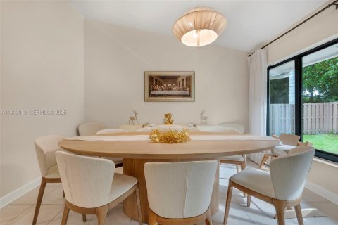 House in Weston, Florida 3 bedrooms, 177.81 sq.m. № 1991804 - photo 12