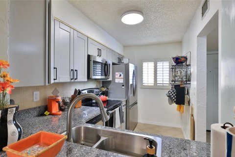 Condo in Daytona Beach, Florida, 2 bedrooms  № 1798379 - photo 12
