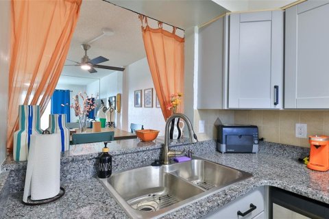 Condo in Daytona Beach, Florida, 2 bedrooms  № 1798379 - photo 11