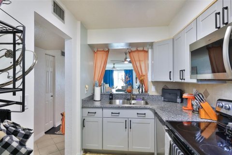 Condo in Daytona Beach, Florida, 2 bedrooms  № 1798379 - photo 10