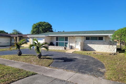 Villa ou maison à vendre à Sunrise, Floride: 3 chambres, 111.48 m2 № 2024075 - photo 4