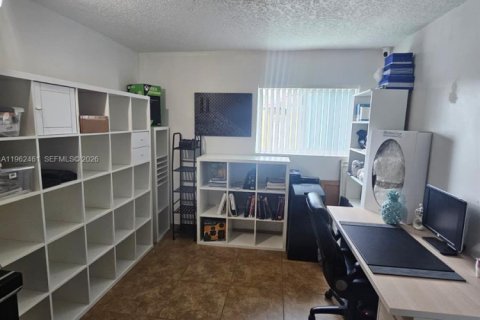 House in Sunrise, Florida 3 bedrooms, 111.48 sq.m. № 2024075 - photo 27