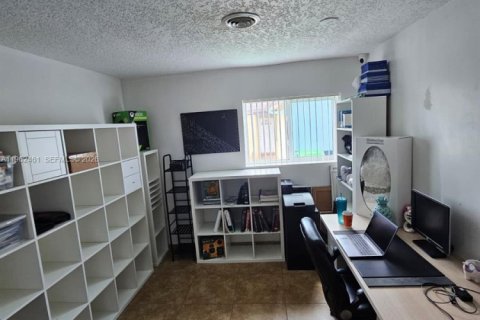 House in Sunrise, Florida 3 bedrooms, 111.48 sq.m. № 2024075 - photo 28