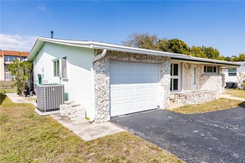 House in Sunrise, Florida 3 bedrooms, 111.48 sq.m. № 2024075 - photo 30