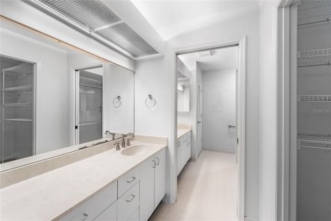 Condo in Sarasota, Florida, 3 bedrooms № 2156637 - photo 16