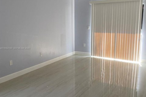 Снять в аренду виллу или дом в Пальметто-Бей, Флорида 3 спальни, 143.63м2, № 1990790 - фото 4